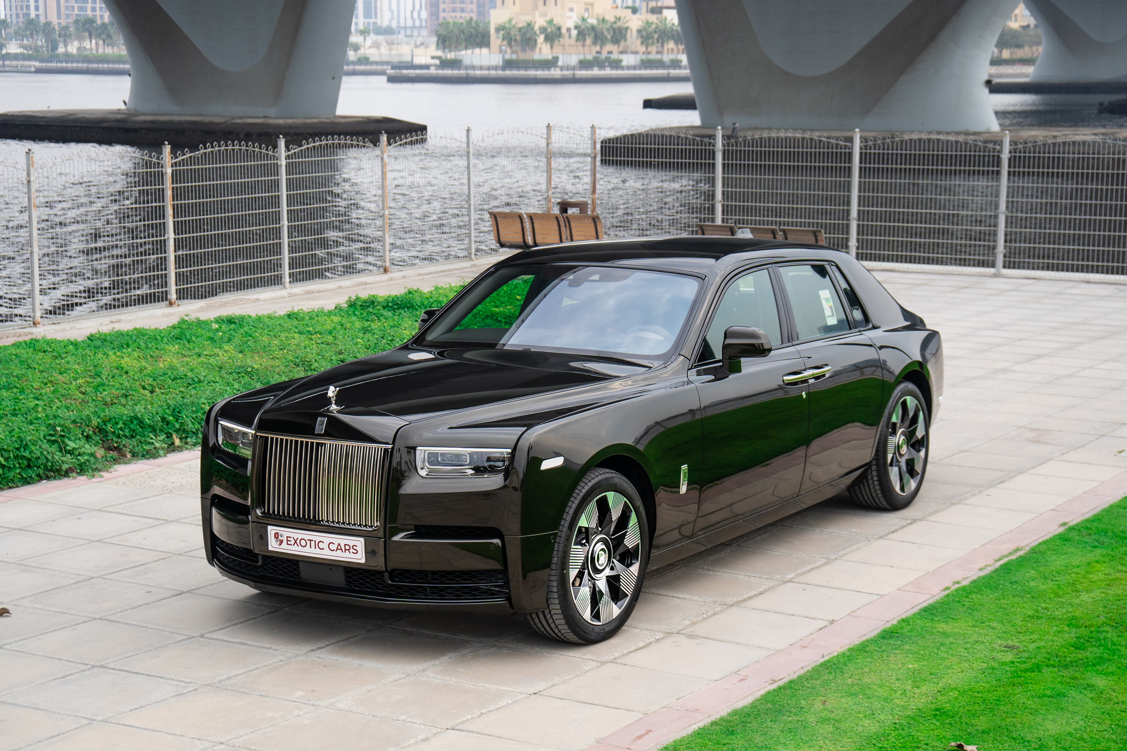 Exploring the 2023 Rolls-Royce Phantom EWB